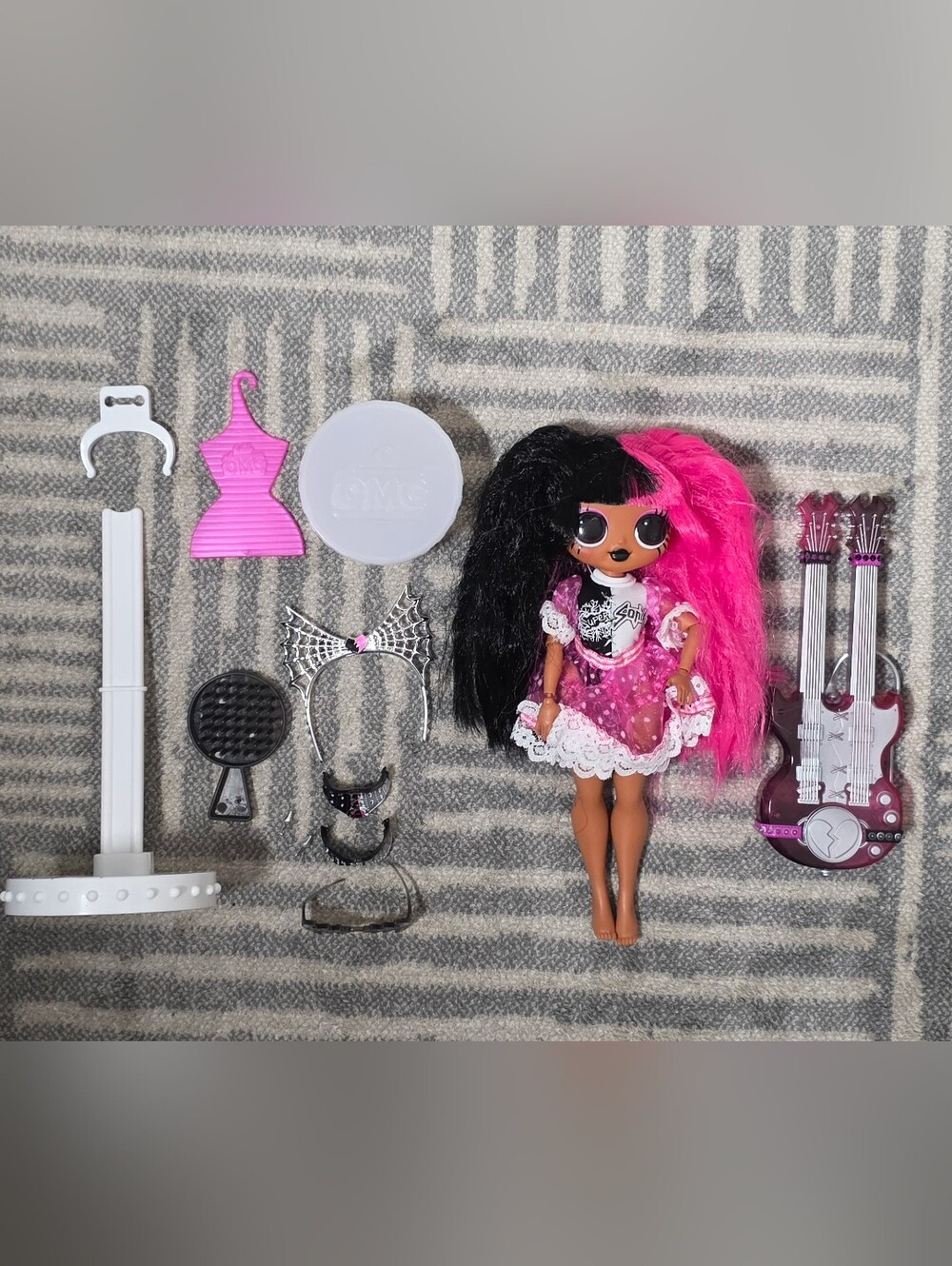 LOL Surprise OMG Rocker Fashion Doll Pink Black Hair Guitar Accessories MGA